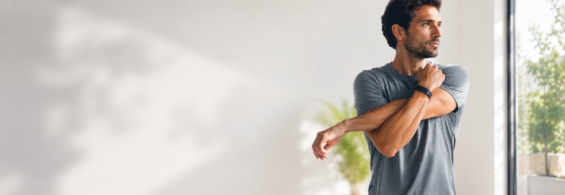 Hombre estirando en casa con la pulsera DuckDik Sense